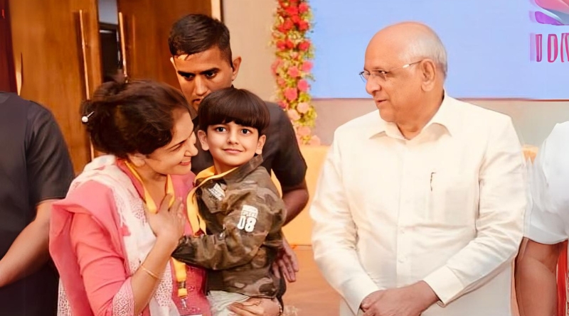 બાળ કલાકાર પર્વ ઠક્કર મુખ્યમંત્રી ભૂપેન્દ્ર પટેલના આશીર્વાદ લેવા પહોંચ્યો.