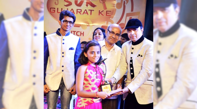 'સુર ગુજરત કે' ફાઈનલમાં સમગ્ર કચ્છમાંથી પસંદગી પામેલા ૩૦ પ્રતિસ્પર્ધીઓ તેમજ અલ્તાફ રાજાએ સંગીતના સથવારે દર્શકોને ડોલાવ્યા હતા.