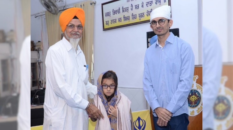 ગાંધીધામ ગુરુદ્રારા સમિતિના ખજાનચી શીતલસિંઘે બાળગાયિકા વાચા ઠક્કરનું સન્માન કર્યું હતું.